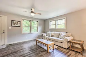 Near Hiking + Wineries! Newland Retreat w/ Creek - Interiør