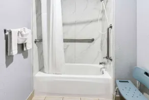 Super 8 by Wyndham Grand Prairie Southwest - Salle de bain