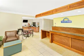 Days Inn by Wyndham Overland Park/Metcalf/Convention Center - Lobby