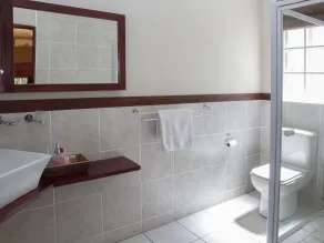 Conifer Beach House - Bathroom