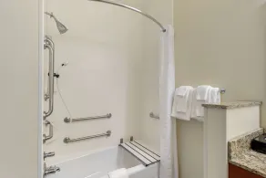 Comfort Suites Normal University area - Salle de bain