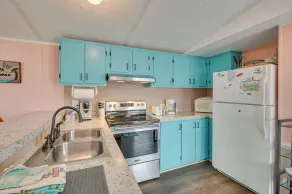 Walk to Shore: Myrtle Beach House w/ Private Deck! - Intérieur