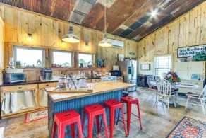 BBQ Ready: Farm-style Kinston Hideaway w/ Pool - Innenbereich