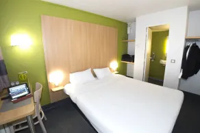 Kyriad Direct Poitiers - Gare du Futuroscope - Chambre