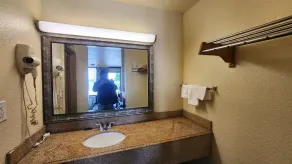 Eco Inn Suites by Hotel O Baytown - Bathroom
