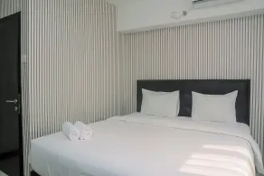 Homey and Big Studio Apartment at The Wave Kuningan By Travelio - Værelse
