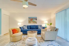 Chic Gulf Breeze Escape w/ Pool Access & Courtyard - Interiör