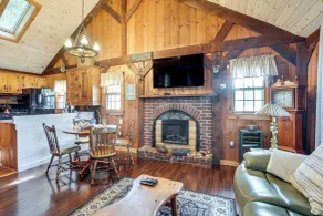 Lakeside Log Cabin w/ Porch in Monadnock Region - Interiör
