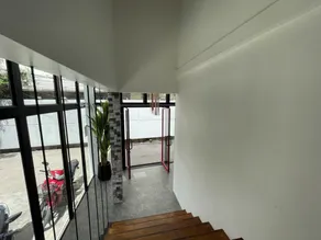 Samui Beach Hostel - Entrada (vista interior)
