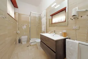 Villa Gisi Guest House - Bathroom