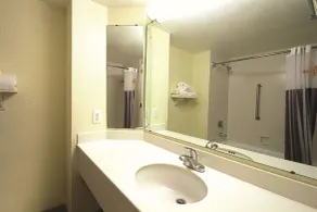 La Quinta Inn & Suites by Wyndham Coral Springs Univ Dr - Salle de bain
