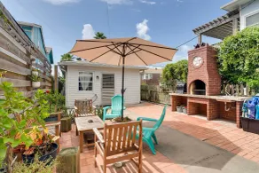 1 Block to Beach: Galveston Coastal Cottage - Intérieur
