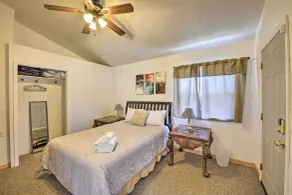 Secluded Camp Connell Home w/ Deck + Fireplace! - Innvendig