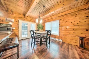 Panama Cabin on 36 Acres w/ Hot Tub & Trails! - Interiør