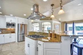 Portland Area 7BR Getaway: Hot Tub, Games - Interiør