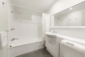 Mt Ommaney Hotel Apartments - Baño