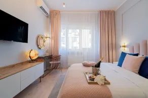 Designer 2-Bedroom Flat with Balcony & Full Amenities Steps from Piata Universitatii - Rum