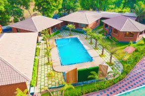 S R Resort - Piscina