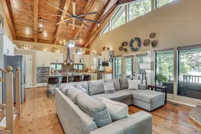 Lakefront Winnsboro Home w/ 20+ Acres! - Interior