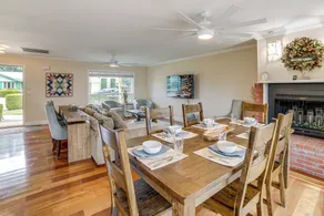 Waterfront Clear Lake Home w/ Game Room & Deck! - Interiör