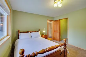 Riverfront Rental w/ Deck: 4 Mi to Wallace Falls! - Interiør