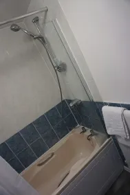 Holt Apartment - Bathroom