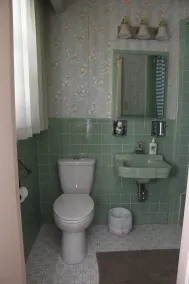 Kashaneh at Burbank - Bathroom