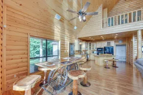 Lakefront Gladewater Retreat w/ Dock + Hot Tub! - Innenbereich