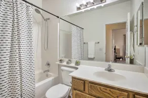 Litchfield Park Home w/ Private Patio & Yard! - Badrum