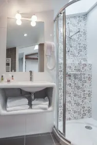 The Originals Boutique, Hôtel Victoria, Fontainebleau - Baño