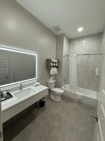 Clarion Pointe Port Lavaca - Bathroom