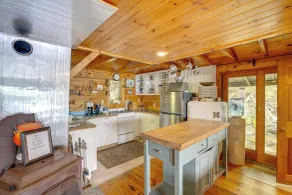 Lakeside Berkshires Cabin w/ Private Dock & Views - Interiør