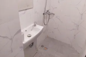 Good Studio Near Binus At Pacific Garden Apartment - Badezimmer