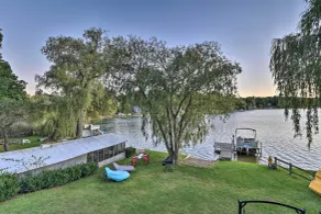 Cozy Lakefront Lapeer House w/ 2 Paddle Boats! - Interni