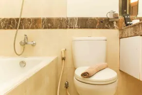 Fully Furnished with Cozy Design 2BR The Bellezza Apartment - Badezimmer