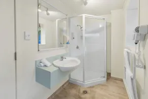 Birchwood Spa Motel - Bathroom