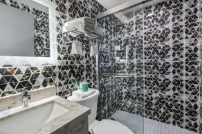 Days Inn by Wyndham New York Chinatown - Bathroom