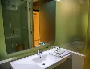 Kingdom Hotel - Bathroom