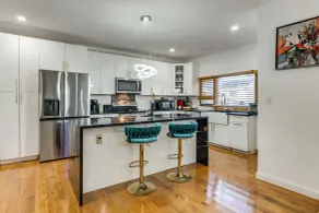 8 Mi to Jones Beach State Park! Cozy Home w/ Porch - Interior