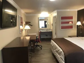 Abby's Anaheimer Inn - Across Disneyland Park - Room