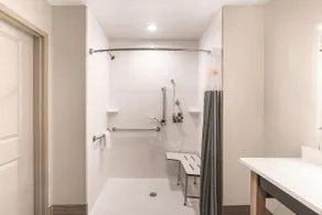 La Quinta Inn & Suites by Wyndham Cleveland near Lee Univ - Salle de bain