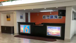 Motel 6-Daytona Beach, FL - Speedway - Vestíbulo