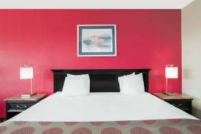 Ramada Hotel & Conference Center by Wyndham Edgewood - Chambre