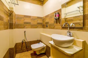 FabHotel Rudra Inn & Cafe I - Badezimmer
