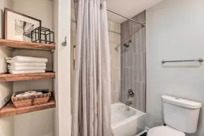 Stylish Birmingham Getaway w/ Patio & Yard! - Badeværelse