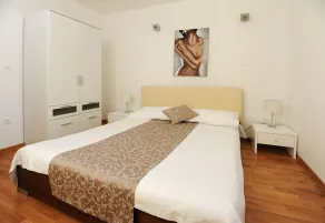Citybreak Apartman With Private Beach Near Split - Room
