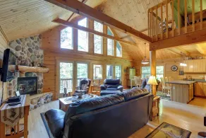 Lakefront Hazelhurst Cabin: Dock & Pool Table - Interiör
