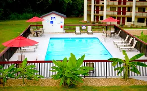 Red Roof Inn & Suites Commerce - Athens - Piscina