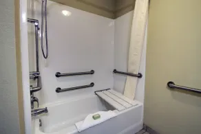 Cobblestone Inn & Suites - Rugby - Badezimmer