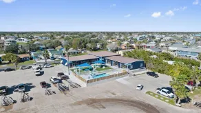 Bluff's Landing Lodge - Pool